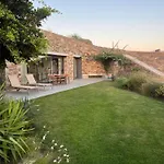 Villa On The Rocks - The Pebbles - Serviced *