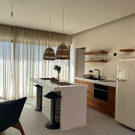 On The Rocks * איוס חורה